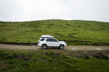 Téléchargez les photos : Voyage en voiture sur le sentier de montagne de haute altitude, Chine - en image libre de droit