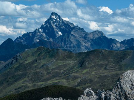 Foto de Hermosa vista del paisaje montañoso de gran altitud en Sichuan, China - Imagen libre de derechos