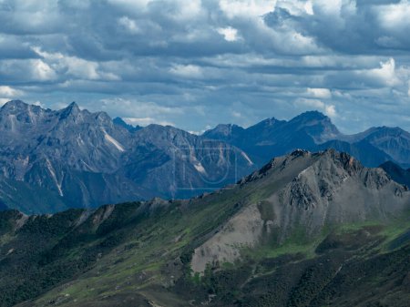 Foto de Hermosa vista del paisaje montañoso de gran altitud en Sichuan, China - Imagen libre de derechos