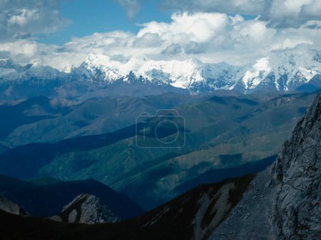 Téléchargez les photos : Belle vue sur le paysage montagneux de haute altitude au Sichuan, en Chine - en image libre de droit