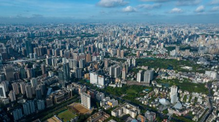 Foto de Guangzhou, China - 25 de julio de 2023: Vista aérea del paisaje en la ciudad de Guangzhou, China - Imagen libre de derechos