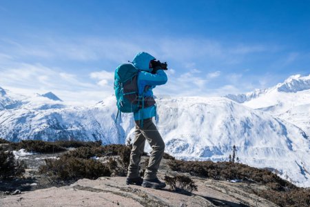 Téléchargez les photos : Randonneuse pédestre en hiver énorme montagne de glacier, Chine - en image libre de droit