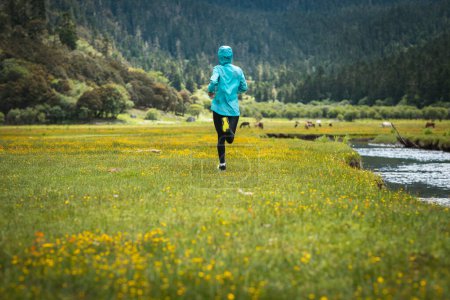 Foto de Mujer trail runner cross country running en hermosa naturaleza - Imagen libre de derechos