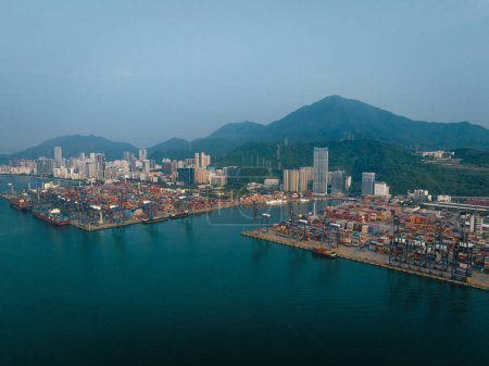 Foto de Shenzhen, China - 29 de julio de 2022: Vista aérea de la terminal de contenedores internacionales de Yantian en la ciudad de Shenzhen, China - Imagen libre de derechos