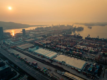 Foto de Shenzhen, China - 29 de julio de 2022: Vista aérea de la terminal de contenedores internacionales de Yantian en la ciudad de Shenzhen, China - Imagen libre de derechos