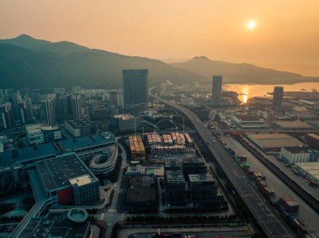 Téléchargez les photos : Shenzhen, Chine - 29 juillet 2022 : Vue aérienne du terminal international de conteneurs de Yantian dans la ville de Shenzhen, Chine - en image libre de droit
