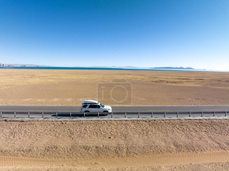 Téléchargez les photos : Voiture de conduite sur le sentier de haute altitude - en image libre de droit