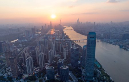 Téléchargez les photos : Guangzhou, Chine - 20 septembre 2023 : Vue aérienne du paysage dans la ville de Guangzhou, Chine - en image libre de droit