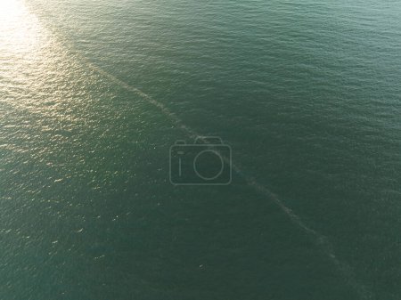Téléchargez les photos : Vue aérienne du paysage d'eau de mer le matin - en image libre de droit