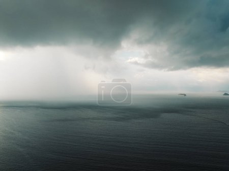 Téléchargez les photos : Vue aérienne des nuages orageux avec paysage océanique le matin - en image libre de droit