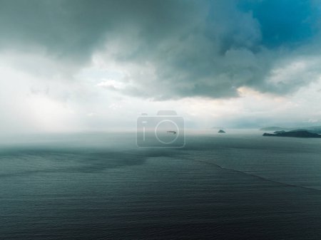 Foto de Vista aérea de nubes de tormenta con paisaje oceánico por la mañana - Imagen libre de derechos