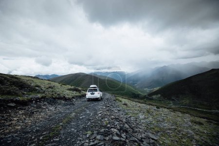 Téléchargez les photos : Voiture hors route au sommet du sentier de montagne de haute altitude, Chine - en image libre de droit
