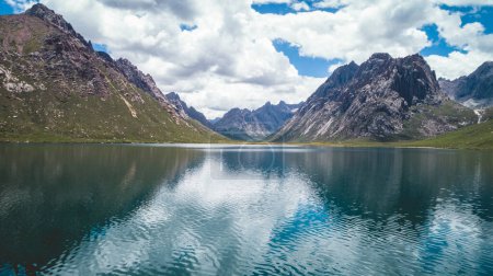 Téléchargez les photos : Beau paysage de montagne et de lac en Chine - en image libre de droit