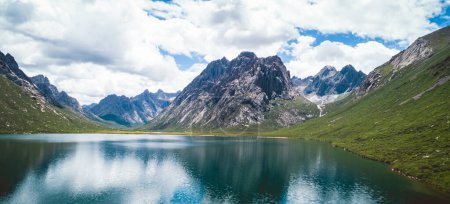 Téléchargez les photos : Beau paysage de montagne et de lac en Chine - en image libre de droit