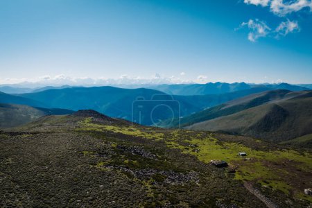 Téléchargez les photos : Belle vue sur le paysage montagneux de haute altitude en Chine - en image libre de droit