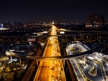 Foto de Vista aérea de la ciudad por la noche con semáforos, bangthe - Imagen libre de derechos