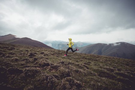 Téléchargez les photos : Femme trail runner cross country course à haute altitude montagne pic - en image libre de droit