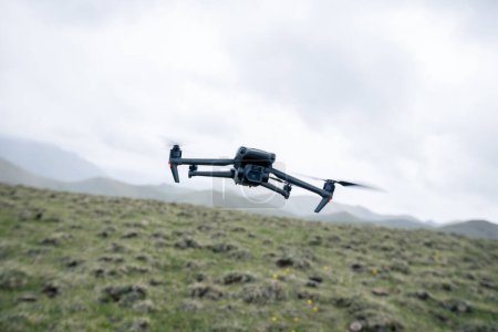 Téléchargez les photos : Drone volant dans les montagnes de haute altitude - en image libre de droit