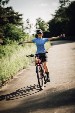 Foto de Montar en bicicleta en el bosque de verano - Imagen libre de derechos