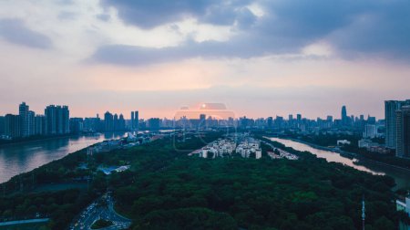 Foto de Guangzhou, China - 21 de septiembre de 2023: Vista aérea del paisaje en la ciudad de Guangzhou, China - Imagen libre de derechos