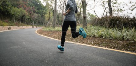 Foto de Mujer asiática corriendo en parque - Imagen libre de derechos