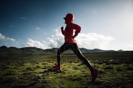 Téléchargez les photos : Femme coureuse courir au sommet de la montagne - en image libre de droit