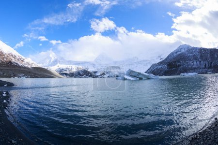 Téléchargez les photos : Lac et glacier au Tibet, Chine - en image libre de droit