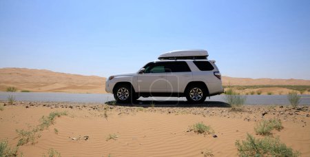 Téléchargez les photos : Mongolie intérieure, Chine - 24 juillet 2021 : Conduite du Toyota 4Runner TRD 2020 dans le désert - en image libre de droit
