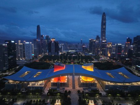 Téléchargez les photos : Shenzhen, Chine - 18 juin 2022 : Images aériennes du paysage urbain nocturne de la ville de Shenzhen, Chine - en image libre de droit
