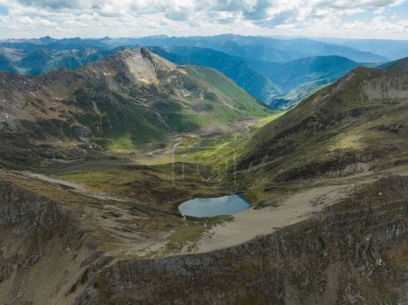 Téléchargez les photos : Belle vue sur les montagnes et les lacs de haute altitude au Sichuan, en Chine - en image libre de droit