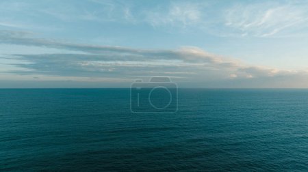 Foto de Cielo hermoso atardecer y paisaje de agua de mar - Imagen libre de derechos
