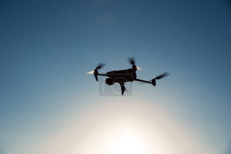 Foto de Silueta de avión no tripulado volador tomando fotos durante el amanecer - Imagen libre de derechos