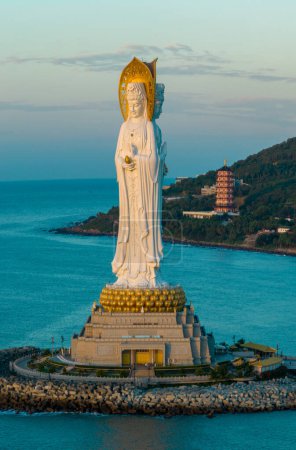 Foto de Hainan, China - 15 de noviembre de 2023: Vista aérea de la estatua de Guanyin en la playa en el templo de nanshan, isla hainan, China - Imagen libre de derechos