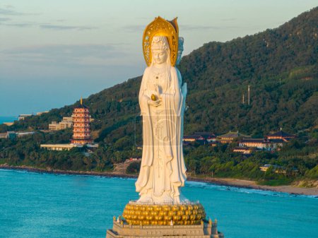 Téléchargez les photos : Hainan, Chine - 15 novembre 2023 : Vue aérienne de la statue de Guanyin au bord de la mer dans le temple de Nanshan, île de Hainan, Chine - en image libre de droit