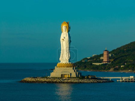 Téléchargez les photos : Hainan, Chine - 15 novembre 2023 : Vue aérienne de la statue de Guanyin au bord de la mer dans le temple de Nanshan, île de Hainan, Chine - en image libre de droit