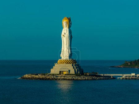 Foto de Diosa de la estatua de la misericordia en la playa en el templo de Nanshan, isla hainan, templo de Nanshan es un destino turístico famoso en sanya, provincia hainan, China
. - Imagen libre de derechos