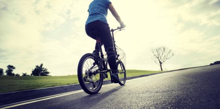 Foto de Montar bicicleta plegable en el camino soleado - Imagen libre de derechos