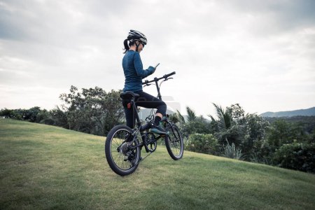 Téléchargez les photos : Monter à vélo pliant au sommet des montagnes tropicales - en image libre de droit