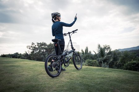 Téléchargez les photos : Monter à vélo pliant au sommet des montagnes tropicales - en image libre de droit