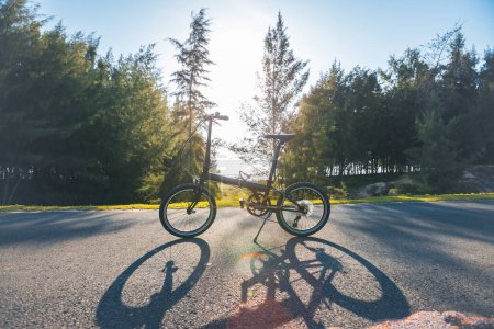 Foto de Bicicleta plegable en carretera soleada junto al mar - Imagen libre de derechos