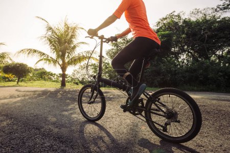 Téléchargez les photos : Vélo pliant sur route tropicale - en image libre de droit