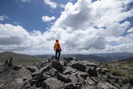 Foto de Mujer fotógrafa tomando fotos en la cima de la montaña - Imagen libre de derechos