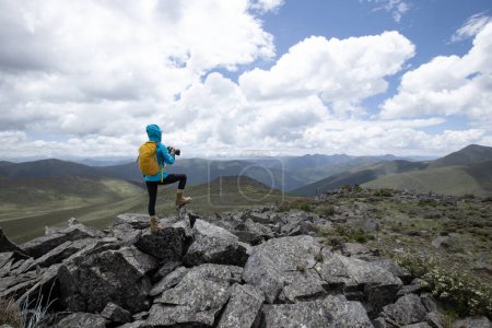 Foto de Mujer fotógrafa tomando fotos en la cima de la montaña - Imagen libre de derechos