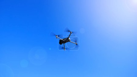 Téléchargez les photos : Drone volant dans l'air - en image libre de droit