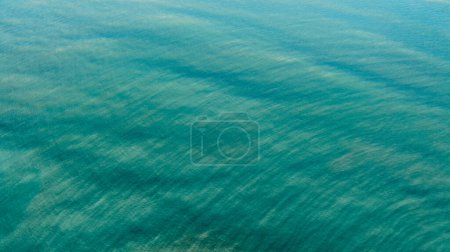 Téléchargez les photos : Vue aérienne de la belle surface des vagues de mer - en image libre de droit