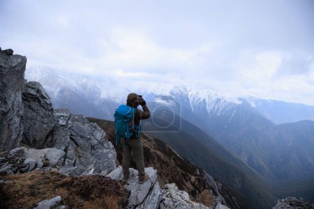Téléchargez les photos : Randonnée réussie au sommet d'une montagne au Tibet - en image libre de droit