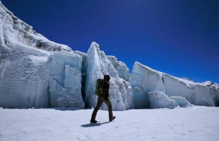 Foto de Mujer excursionista senderismo en invierno enorme montaña glaciar, China - Imagen libre de derechos