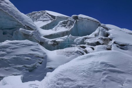 Téléchargez les photos : Vue d'un immense glacier et ciel bleu au Tibet, Chine - en image libre de droit
