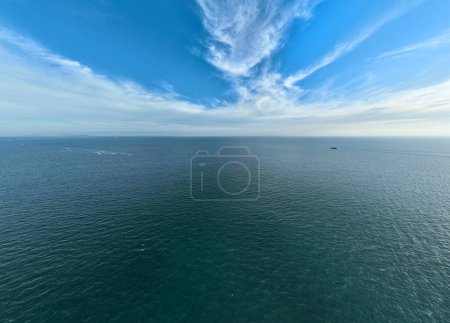 Foto de Vista aérea de la hermosa ola de mar y el cielo - Imagen libre de derechos