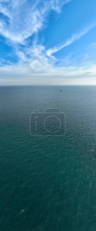 Téléchargez les photos : Vue aérienne d'un magnifique paysage marin - en image libre de droit